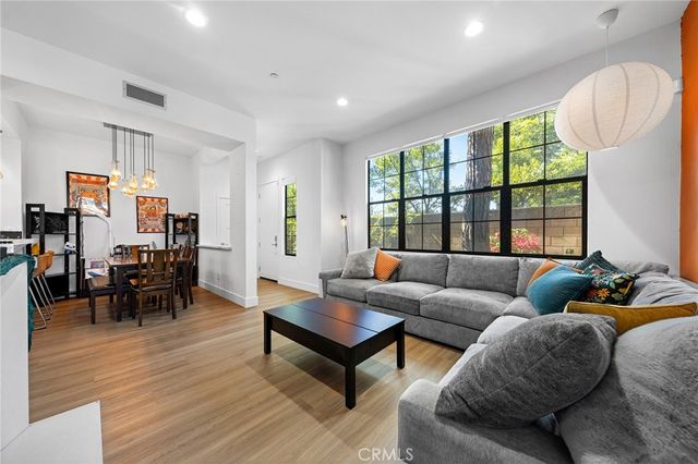 551 W Maple Ave, Orange, CA 92868