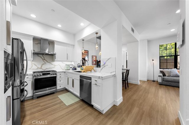 551 W Maple Ave, Orange, CA 92868