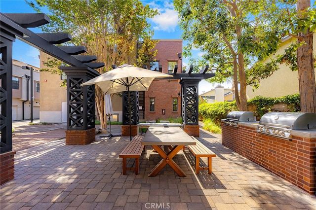551 W Maple Ave, Orange, CA 92868