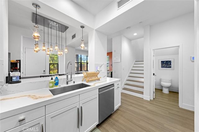 551 W Maple Ave, Orange, CA 92868
