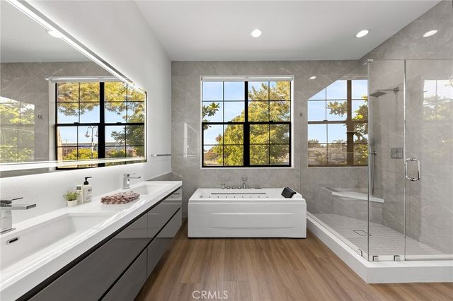551 W Maple Ave, Orange, CA 92868