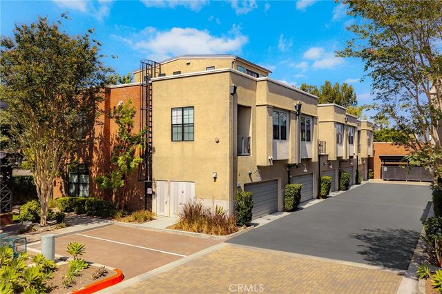 551 W Maple Ave, Orange, CA 92868