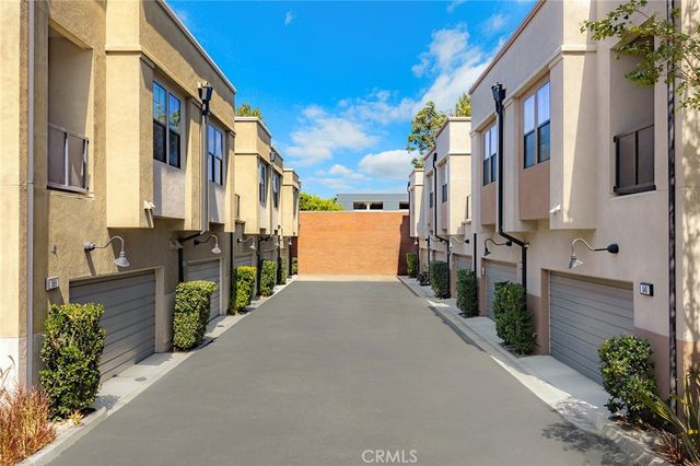 551 W Maple Ave, Orange, CA 92868