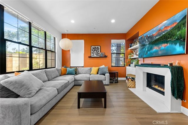551 W Maple Ave, Orange, CA 92868