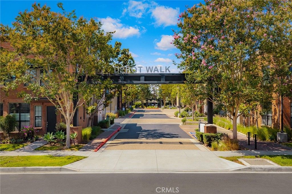 551 W Maple Ave, Orange, CA 92868