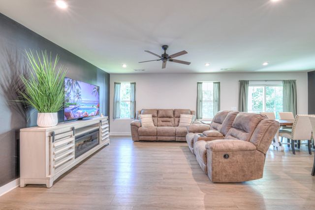 525 Streamview Dr, White House, TN 37188