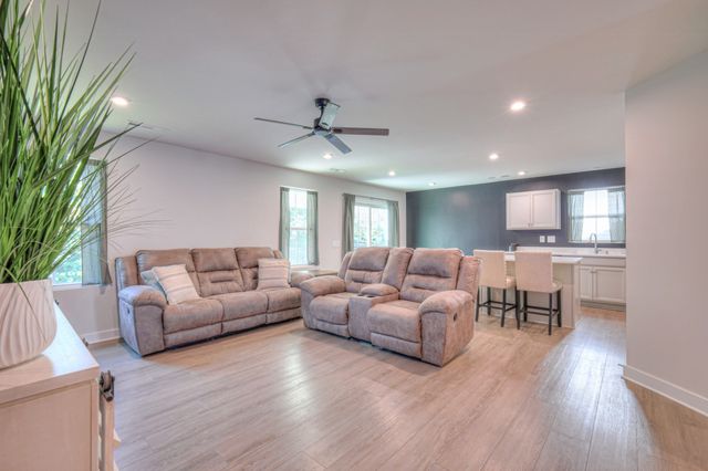 525 Streamview Dr, White House, TN 37188