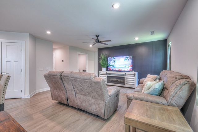 525 Streamview Dr, White House, TN 37188