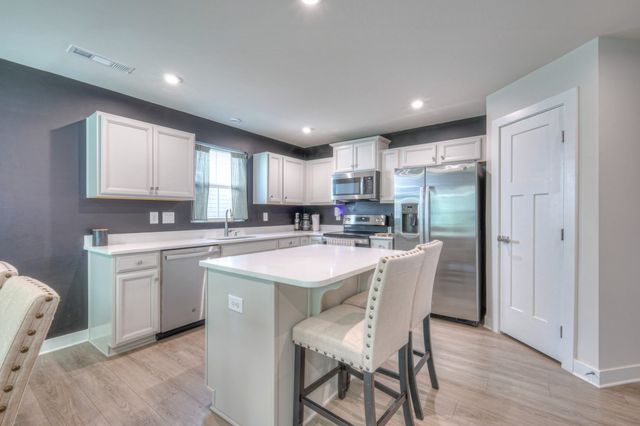 525 Streamview Dr, White House, TN 37188