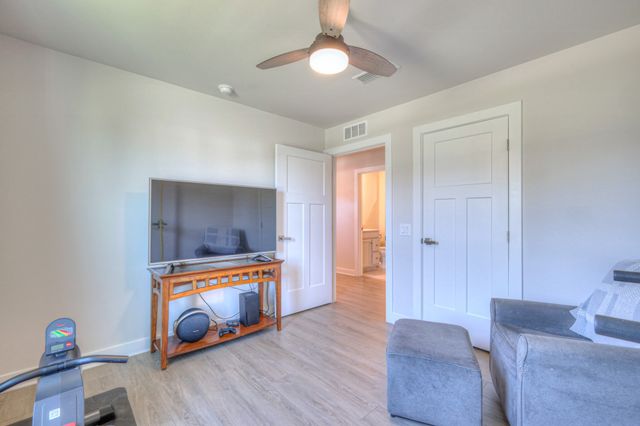 525 Streamview Dr, White House, TN 37188