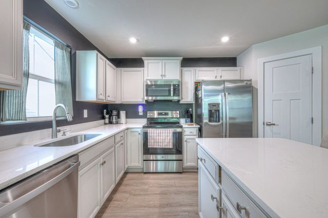 525 Streamview Dr, White House, TN 37188