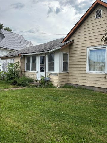 835 Howard Avenue, Marengo, IA 52301