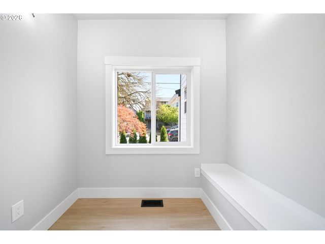 1925 Se SHERRETT St, Portland, OR 97202