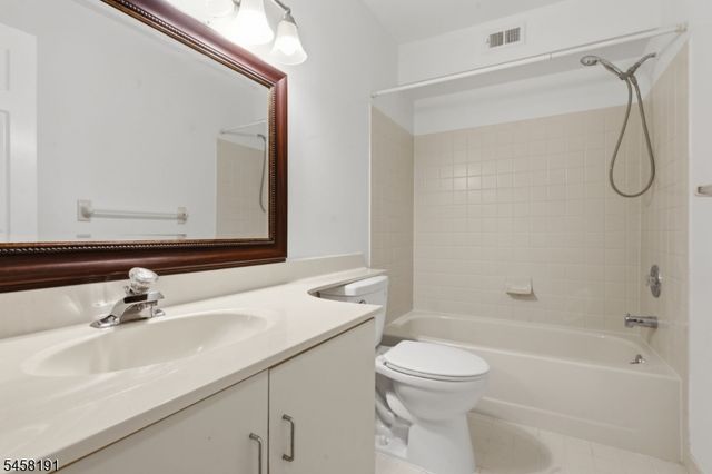 2704 Commons At Kingswood Dr 2704, East Brunswick Twp., NJ 08816