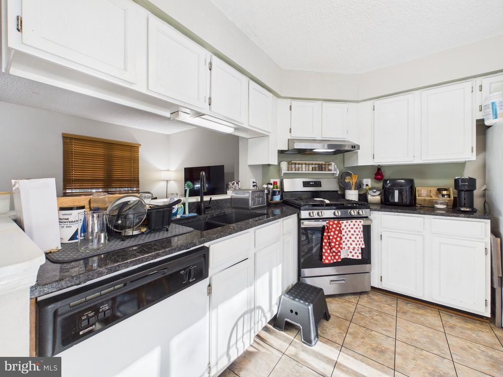 Image 13 of property listing at 14785 GREEN PARK WAY, Centreville, VA 20120