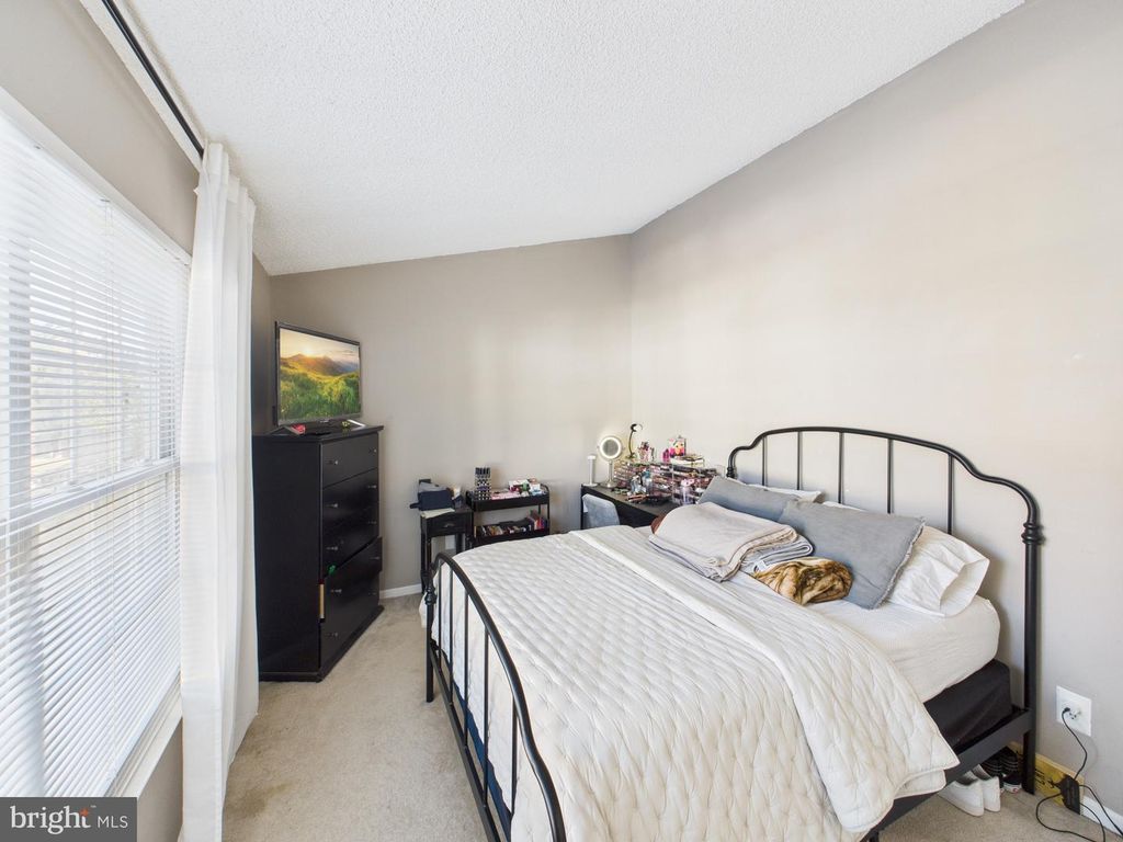 Image 15 of property listing at 14785 GREEN PARK WAY, Centreville, VA 20120