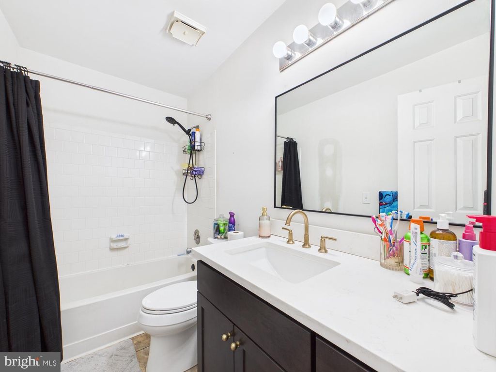 Image 18 of property listing at 14785 GREEN PARK WAY, Centreville, VA 20120