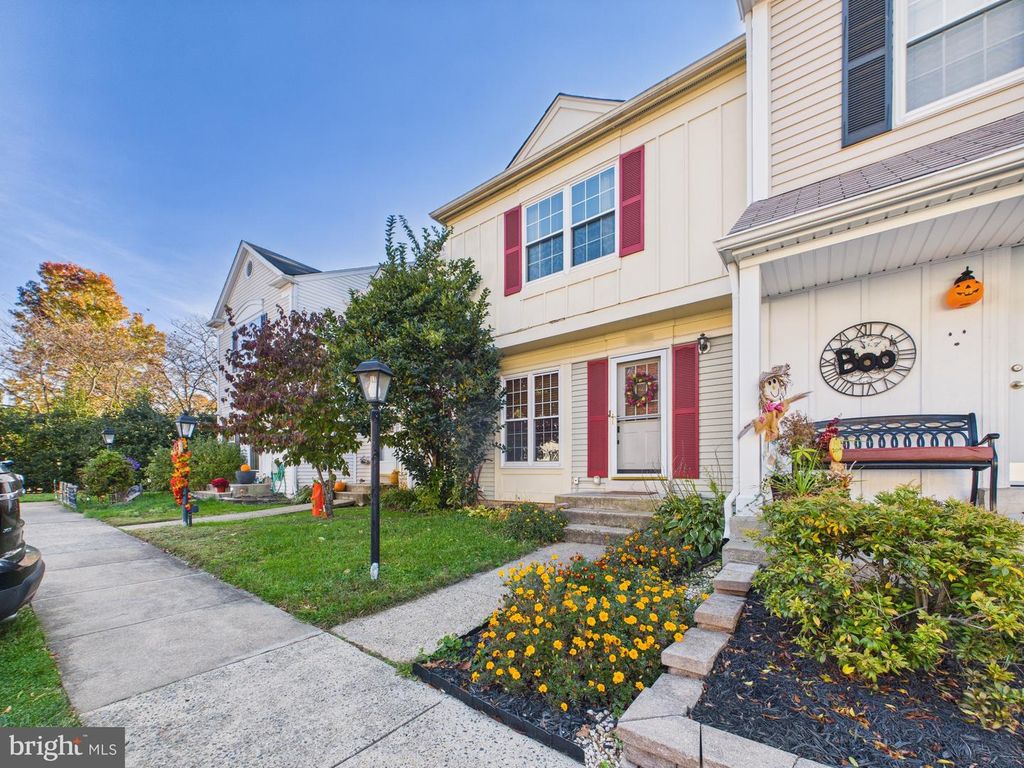 Image 2 of property listing at 14785 GREEN PARK WAY, Centreville, VA 20120