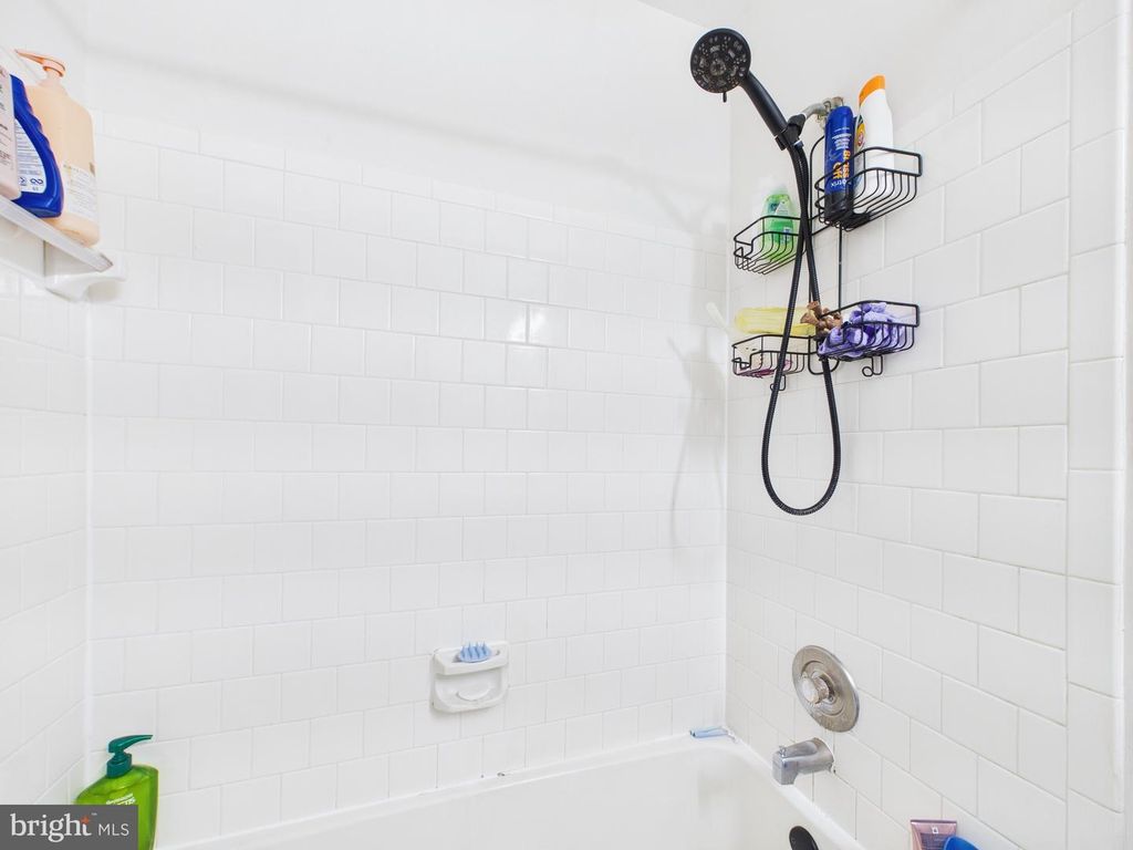 Image 19 of property listing at 14785 GREEN PARK WAY, Centreville, VA 20120