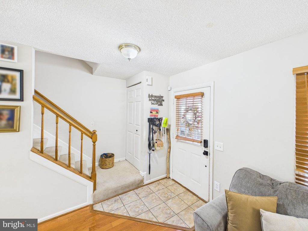 Image 4 of property listing at 14785 GREEN PARK WAY, Centreville, VA 20120