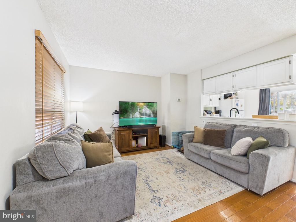 Image 6 of property listing at 14785 GREEN PARK WAY, Centreville, VA 20120