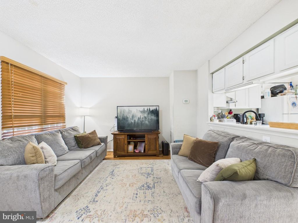 Image 7 of property listing at 14785 GREEN PARK WAY, Centreville, VA 20120