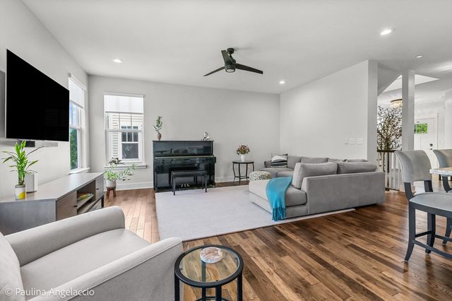 516 Pershing Court, Barrington, IL 60010