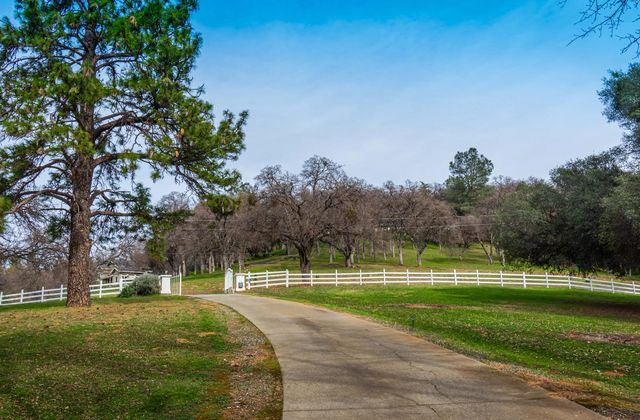 8560 Bar Crest Dr, Placerville, CA 95667