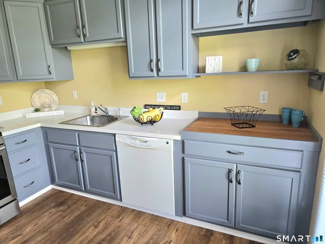 30 Apple Hill 30, Newington, CT 06111