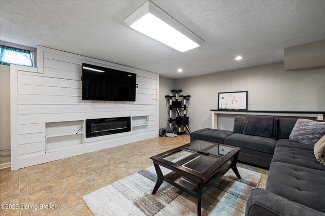 11404 Cassidy Ln, Louisville, KY 40229