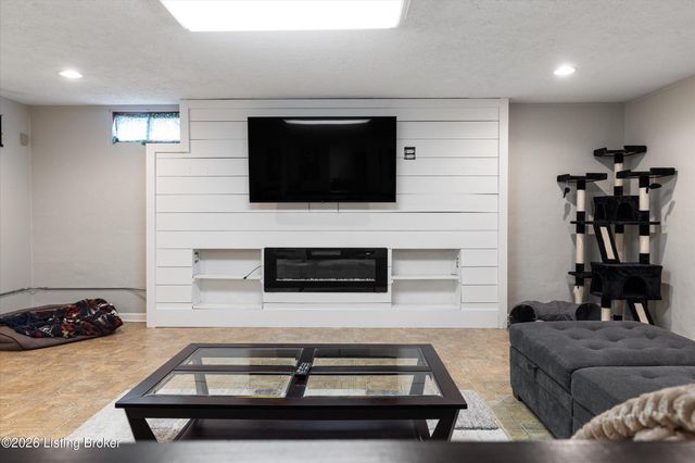 11404 Cassidy Ln, Louisville, KY 40229