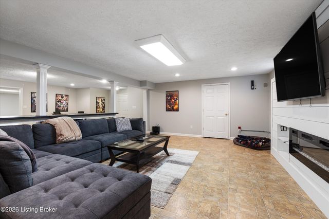 11404 Cassidy Ln, Louisville, KY 40229