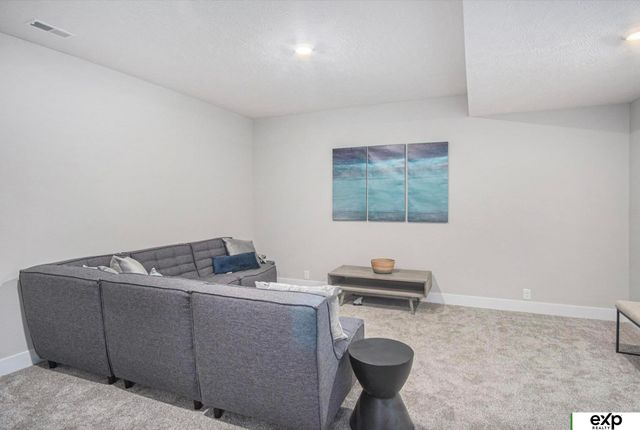 6915 Port Royal Drive, Papillion, NE 68046