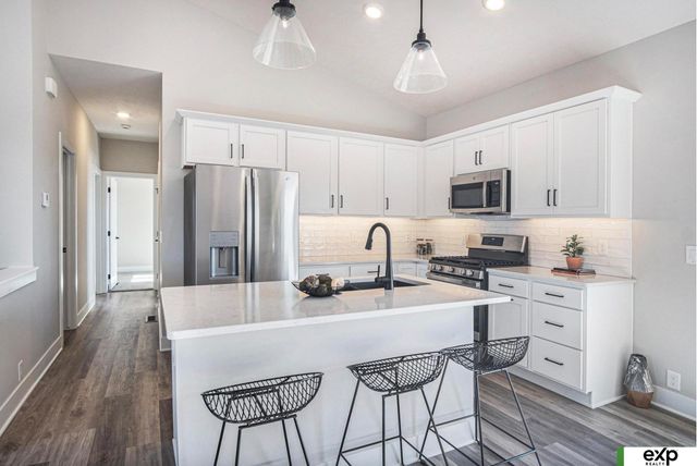 6915 Port Royal Drive, Papillion, NE 68046