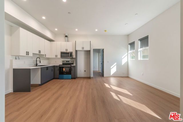 8730 Etiwanda Avenue, Northridge (los Angeles), CA 91325