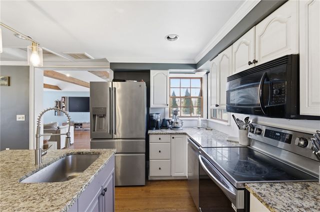 52 Viking Drive, Portsmouth, RI 02871