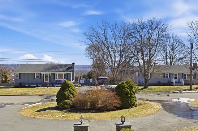 52 Viking Drive, Portsmouth, RI 02871