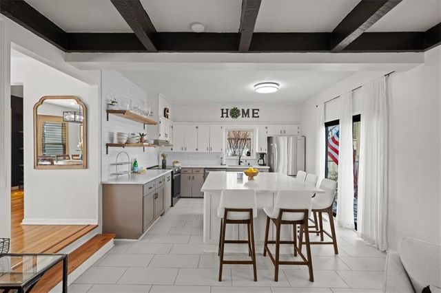 1404 SW Charleston Avenue, Lee's Summit, MO 64081