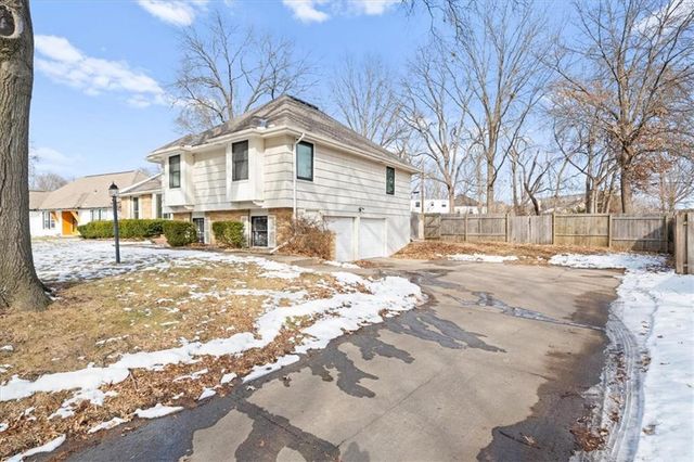 1404 SW Charleston Avenue, Lee's Summit, MO 64081