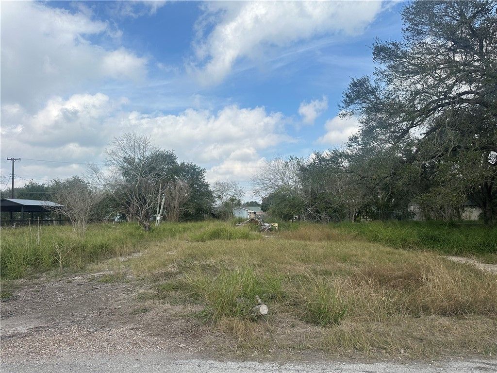307 Burton Street, Woodsboro, TX 78393 — photo 4