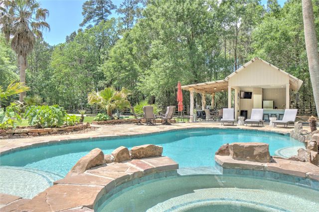 15508 Crown Oaks Drive, Montgomery, TX 77316
