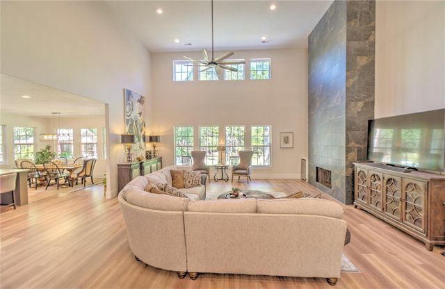 15508 Crown Oaks Drive, Montgomery, TX 77316