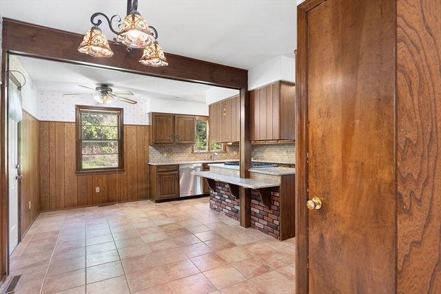 14 Hillside Avenue, South Hadley, MA 01075