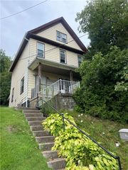 1061 8th Ave, Freedom, PA 15042