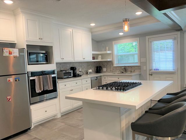 3909 Rice Boulevard, Houston, TX 77005