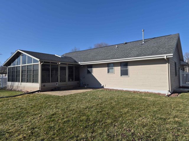1828 N Claremont Drive, Janesville, WI 53545