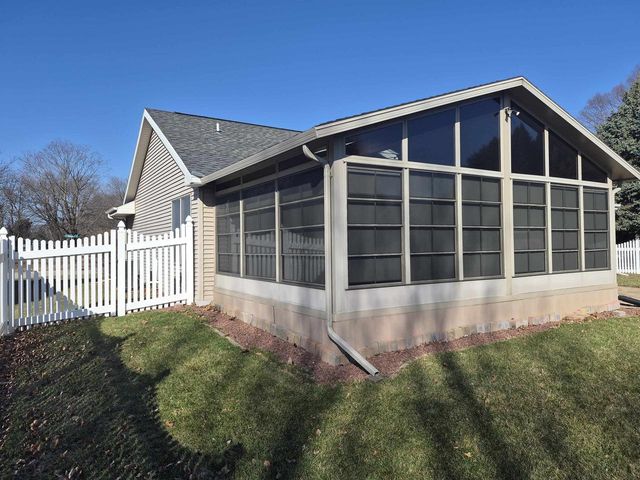 1828 N Claremont Drive, Janesville, WI 53545