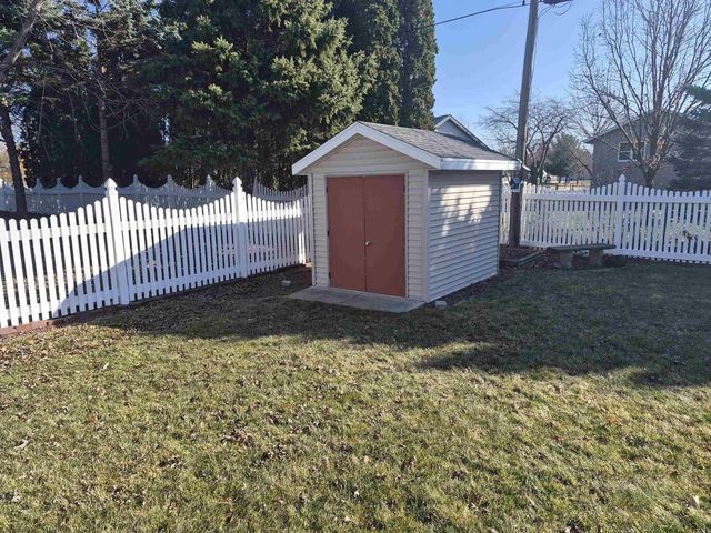 1828 N Claremont Drive, Janesville, WI 53545