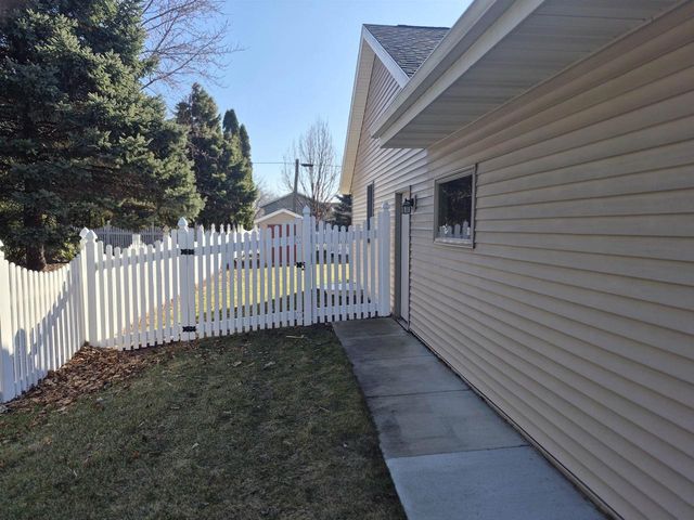 1828 N Claremont Drive, Janesville, WI 53545