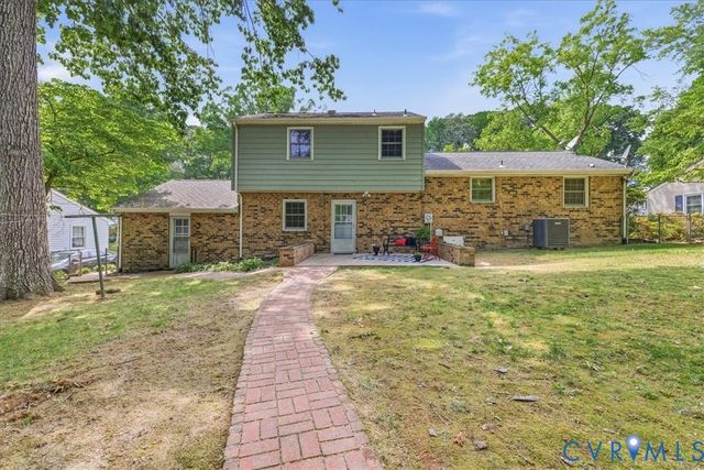 105 Flintlock Dr, Colonial Heights, VA 23834